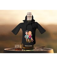 BK Gift Kişiye Özel Sevgililer Karikatürlü Mini Siyah İçki Şişesi Tişörtü , Ev Bar Dekoru, Viski, Şarap, Votka, Rakı Şişesi Tişörtü, Ev Barı-25