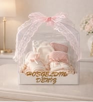 KİŞİYE ÖZEL İSİMLİ KUTUDA  YENİ DOĞAN KIZ BEBEK 5'Lİ TEKSTİL HEDİYE KUTUSU (Somon Pembe)