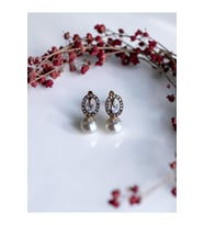 Zirkon Taşlı Oval Tasarım İnci Küpe