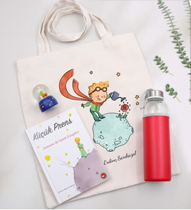 23 Nisan'a Özel Küçük Prens Baskılı El Çantası & Mini Küçük Prens Kar Küresi & Küçük Prens Kitabı & Özel Deri Kılıflı 500 Ml Kırmızı Su Matarası Hediye Seti
