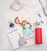 23 Nisan'a Özel Küçük Prens Baskılı El Çantası & Mini Küçük Prens Kar Küresi & Küçük Prens Kitabı & Özel Deri Kılıflı 500 Ml Kırmızı Su Matarası Hediye Seti