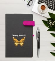 Kişiye Özel Sarı Kelebek Tasarımlı - Mor Mıknatıs Patlı - İsme Özel Tarihsiz Ajanda ve Kalem