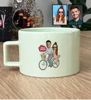 Kişiye Özel Karikatürlü Bisikler Süren Aşıklar Lüks Pastel Fincan Sevgililer Günü Hediyesi