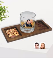 BK Gift Kişiye Özel Motorcu Sevgililer Karikatürlü Viski Bardağı ve Doğal Masif Ahşap Dikdörtgen Sunum Tabağı Çerezlik Hediye Seti-1