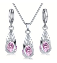 Swarovski Taşlı, Zirkon Taş İşlemeli  Zarif Takı Seti (Kolye Küpe), Yeni Yıl, Sevgililer Günü Hediye si, Ahşap Kutu İçerisinde (Pembe)