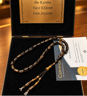 Premium Kutu ve Kişiye Özel Harf Eklemeli Siyah Altın Parçaçıklı Sertifikalı Hediye Kehribar Tesbih