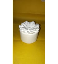 Çiçek Kapaklı Mum  El Yapımı Kokulu Soya Wax  Dekoratif Alçı Kap  Özel Hediyelik (Doğal Beyaz)