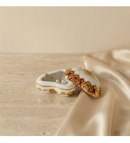 GÜRAL PORSELEN Kalp Şekilli El Dekoru Porselen Dekoratif Porselen Takı Kutusu 5 Cm