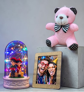 Fotoğraflı Hediye Seti Renkli Led Işıklı Oturan Çiftli Fanus ve Peluş Anahtarlık (Model 2)