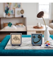 Tasavvufi Sembol “Vav” Yazısı ile Özel Deri Bismillahirrahmanirrahîm İkili Set - Hatıralık Dekoratif Obje 10x10 cm, Pudra - Gök Mavi