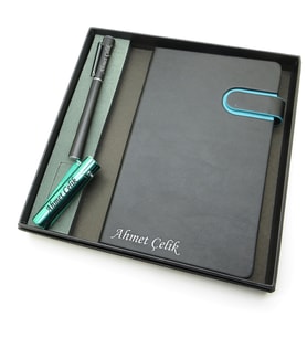 Signator® Codex  N292 Kişiye Özel Defterli Set - İsme Özel Siyah Kalem + İsme Özel Siyah Defter + İsme Özel Yeşil Çakmak  İsme Özel Kutusunda Hediyelik Set (Karışık)
