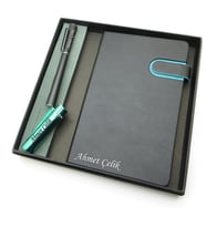 Signator® Codex  N292 Kişiye Özel Defterli Set - İsme Özel Siyah Kalem + İsme Özel Siyah Defter + İsme Özel Yeşil Çakmak  İsme Özel Kutusunda Hediyelik Set (Karışık)