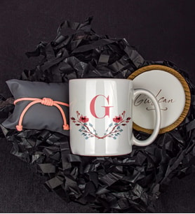 Motto Gift Kadınlara Özel Baş Harf Tasarımı Kupa & Bardak Altlığı & Pembe Bileklik Hediye Seti 110401