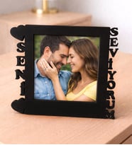 Kişiye Özel Fotoğraflı “SENİ SEVİYORUM” Yazılı Siyah Çerçeve