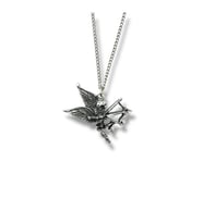 İskelet Eros Figürlü Unisex Kolye – Gotik Aşk ve Karanlık Romantizm Temalı Aksesuar (Gümüş)