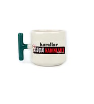 Kurallar Güçlü Kadınları Bağlamaz Baskılı Kadınlar Günü Yeşil Kulplu T Kupa