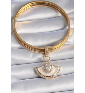 Pirinç Gold Renk Zirkon Taş Detaylı Beyaz Mineli Ajda Charm TJ-BC1009