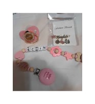 Isimli Bebek Emzik Zinciri Yaka İğnesi ve Pembe Taşlı Silikon Damaklı Emzik Seti (0-6 Ay) TYSYSH0029