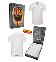 Galatasaray Orijinal Lisanslı Polo Yaka Beyaz T-Shirt + Bileklik Set Hediyelik Ahşap Kut