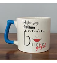 Hiçbir Şeye Üzülme Senin Burnun Güzel Baskılı Mavi Kulplu D Kupa