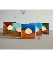Classic Ceviz & Epoksi Masa Saati – Altın Kaplama Quartz Mekanizma – El Yapımı Tasarım (15x15 cm) (Beyaz - Gold)