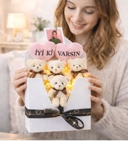 Kadınlar Gününe Özel İyi ki Varsın Tasarımlı,Fotoğraflı Peluş Krem Ayıcık Buketi Mektup Kutu Seti