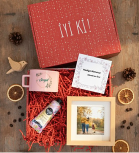 Kişiye Özel İsim Yazılı Hediye Kutusu - Kişiye Özel Lüks Pastel Fincan, El Kremi, Ahşap Fotoğraf Çerçevesi Doğum Günü Hediyesi (Pembe)