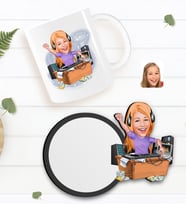 BK Gift Kişiye Özel Kadın Radyocu Karikatürlü Beyaz Kupa ve Ahşap Bardak Altlığı Hediye Seti-1