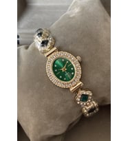 Minimal Oval Kadın Kol Saati Zirkon Taşlı Özel Kutulu Taşlı Metal Kordon Altın Gold Yeşil Renk Yılbaşı Hediyesi Arkadaşa Sevgiliye Ablaya Anneye Eşe Hanıma Teyzeye Halaya Doğum Günü Özel Gün Yıl Dönümü Hediyesi Kız Kardeşe Kız Çocuğa