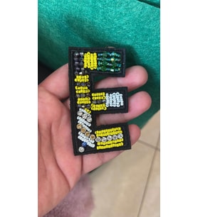 8X5 CM PUL PAYETLİ NAKIŞ İŞLEMELİ E HARFİ APLİK YAMA ARMA AKSESUAR