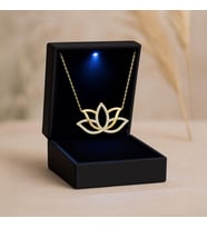 Işıklı Kutuda Taşlı Lotus Çiçeği Altın Kaplama Gümüş Kolye (Gold)