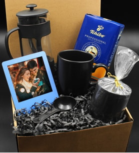 Siyah Kupa & French Press & 250 Gram Tchibo Special Filtre Kahve & Kişiye Özel Çerçeve & Büyük Mum Hediye Seti