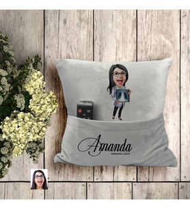 BK Gift Kişiye Özel Doktor Karikatür Tasarımlı Organizer Kumanda ve Atıştırmalık Cepli Gri Kırlent Yastık-8 Arkadaşa Hediye, Cepli Yastık