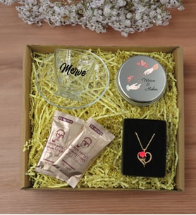 BK Gift Kişiye Özel İsimli DTF Cam Kahve Fincanı & Türk Kahvesi & Aşk Çiçeği Kalp Kolye & Gümüş Metal Kutuda Kokulu Mum Hediye Seti-1, Sevgiliye Hediye, Yıl Dönümü Hediyesi