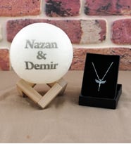 Kişiye Özel 3D Ay Gece Lambası Moonlıght 12 Cm Melek Kolye  * STAND HEDİYELİ*