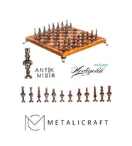 MC32 Antik Mısır Figürlü Büyük Boy Metal Satranç Takımı - Lüks Hediyelik Satranç Takımı - 30x30cm (Kahverengi)