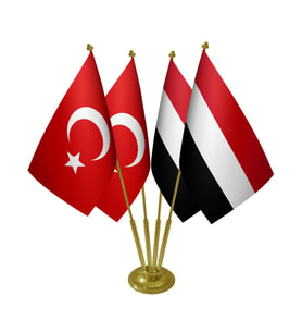 Masa Üstü Yemen Bayrağı Türk Bayrağı Dörtlü Pirinç Direk Masa Bayrak Seti