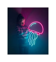 Neon Denizanası LED Aydınlatma 30x47cm, Ortamınıza Renk Katın (Krem)