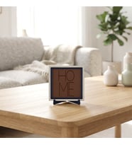 “HOME” Yazılı Standlı Dekoratif Obje, Yuva Sıcaklığını ve Aidiyet Hissini Yansıtan Şık Masaüstü Tasarımı 10x10 cm