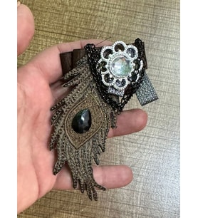 10X8 CM TAŞLI NAKIŞ İŞLEME ÜTÜ İLE YAPIŞAN TAVUS KUŞU BROŞ YAKA TÜRBAN İĞNESİ (Kahverengi)