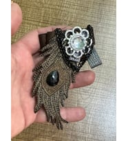 10X8 CM TAŞLI NAKIŞ İŞLEME ÜTÜ İLE YAPIŞAN TAVUS KUŞU BROŞ YAKA TÜRBAN İĞNESİ (Kahverengi)