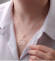 Vaoov 925 Ayar Gümüş Lotus Çiçeği Kadın Hediye Kolye (Gold)