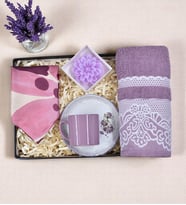 Mor Renkli Havlu& Renkli Fular& Tabağı Desenli Fincan& Lotus Çiçeği Model Mor Renkli Mum Hediye Seti