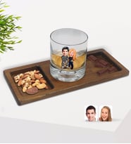 BK Gift Kişiye Özel Sevgililer Karikatürlü Viski Bardağı ve Doğal Masif Ahşap Dikdörtgen Sunum Tabağı Çerezlik Hediye Seti-7