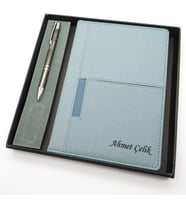 Signator® Codex  N274 Kişiye Özel Defterli Set - İsme Özel Gri Kalem + İsme Özel Açık Mavi Defter  İsme Özel Kutusunda Hediyelik Set (Karışık)