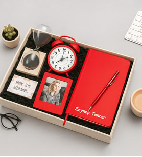 Kişiye Özel Fotoğraflı Çerçeve,Defter,Kalem,Masa Saati Ve Kum Saati Hediye Seti (Kırmızı)