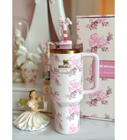 Stanley x LoveShackFancy Quencher H2.0 FlowState Tumbler Çiçek Desenli Limited Edition Termos Bardak Pipetli Takım Kutulu 40 OZ (1.18 L)