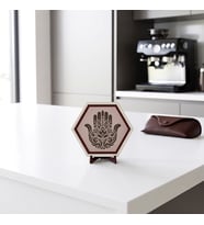 Modern ve butik Hamsa masaüstü objesi, çalışma alanınıza özgünlük katan şık ve estetik bir tasarım 10x10 cm, Yavru Ağzı