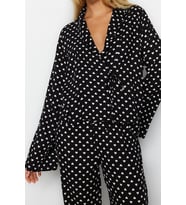 Tarz Rahat Uzun Kollu Boru Paça Kalp Desenli Bağlama Detaylı Viskon Dokuma Pijama Takımı