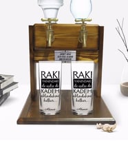 BK Gift Kişiye Özel Renkli Baskılı Rakı Yanındaki İle İçilse De Tasarımlı İkili Rakı Bardağı ve Çift Musluklu Doğal Ahşap Rakı Standı-1 (Model 1)